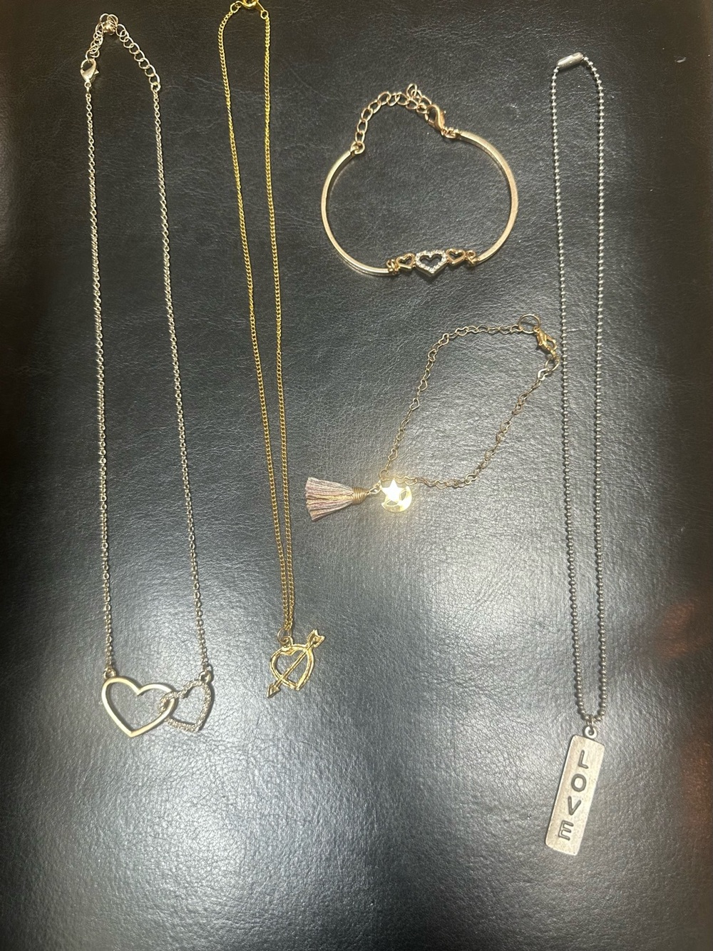 Jewelry lot: 3 necklaces and 2 bracelets